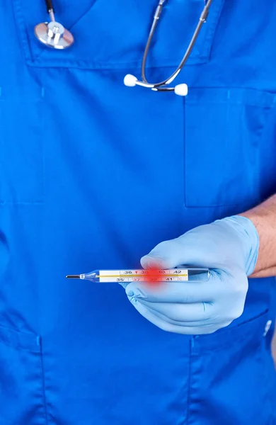 Lekarz Niebieskim Mundurze Stare Rękawice Lateksowe Termometrem Medycznym Koncepcja Wysokiej — Zdjęcie stockowe