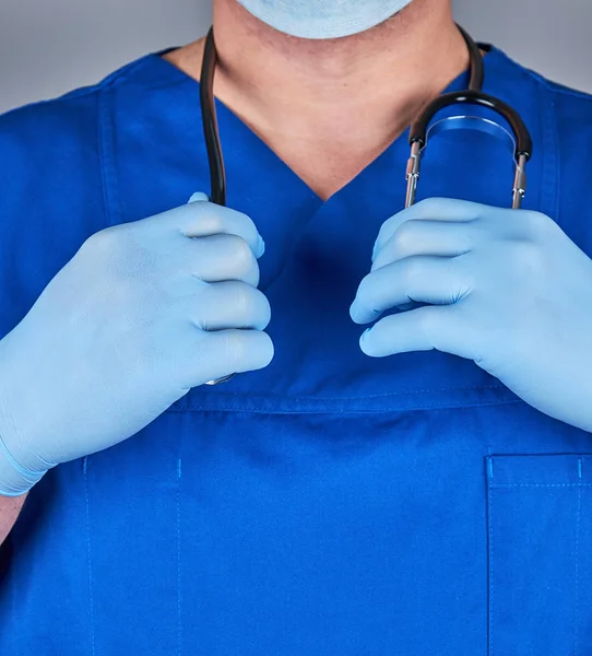 Doctor Uniforme Azul Guantes Viejos Látex Sosteniendo Estetoscopio Negro Cuello — Foto de Stock