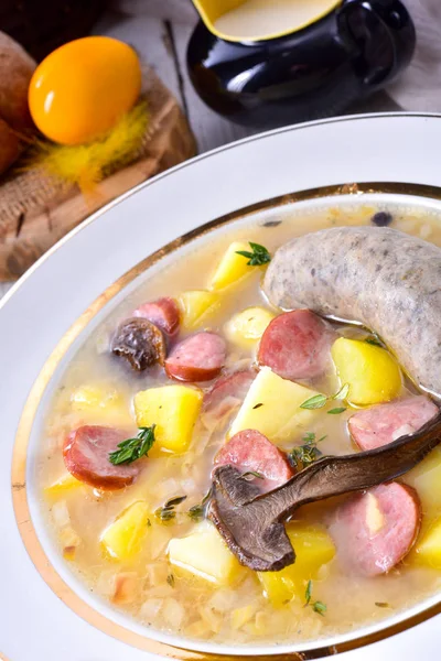 Una Zuppa Pasqua Lucida Con Salsiccia Bianca Fatta Casa Funghi — Foto Stock