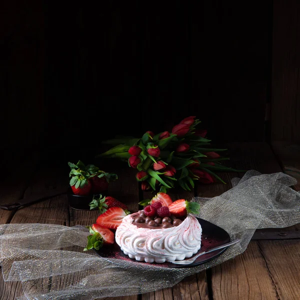 Leichte Pavlova Mit Frischem Obst Und Schokolade — Stockfoto