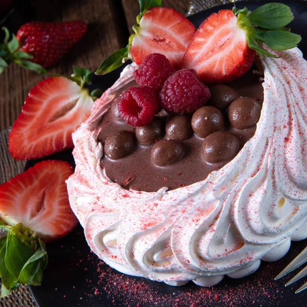 Pavlova Ligero Con Frutas Frescas Chocolate — Foto de Stock