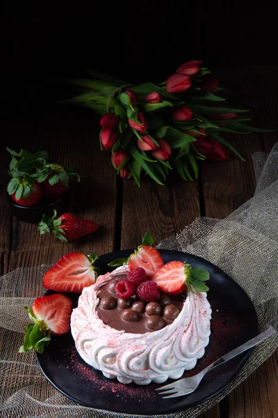 新鮮な果物とチョコレートの軽いパブロバ — ストック写真