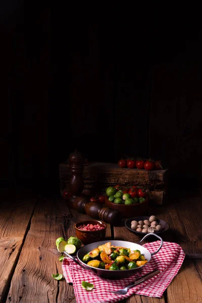 Brotes Bruselas Sartén Patata Con Tocino Estilo Rústico — Foto de Stock