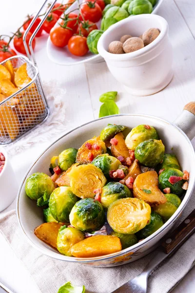 Rostade Brysselkål Med Honung Och Sesam Från Ugnen — Stockfoto