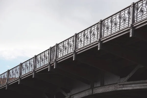ビルバオ市内の橋の建築物 スペイン — ストック写真