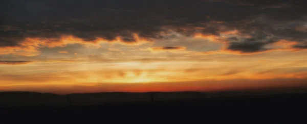 Ρομαντικό Ηλιοβασίλεμα Δραματικό Ουρανό Και Σύννεφα — Φωτογραφία Αρχείου