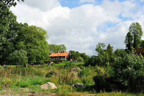 秋に湖の近くにスウェーデンに別荘 — ストック写真