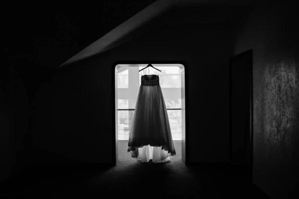婚礼当天穿完美的婚纱 — 图库照片