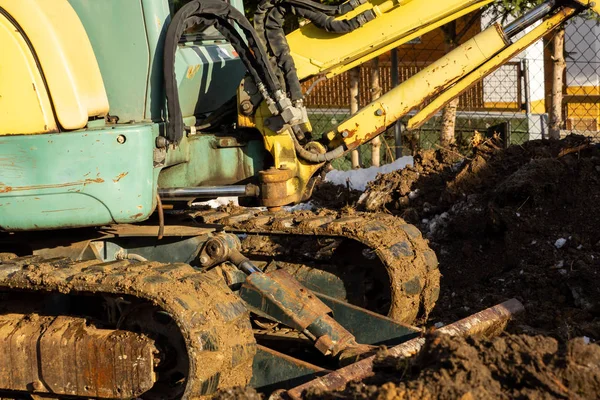Escavatore Lavora Giardino Rimuovendo Una Radice — Foto Stock
