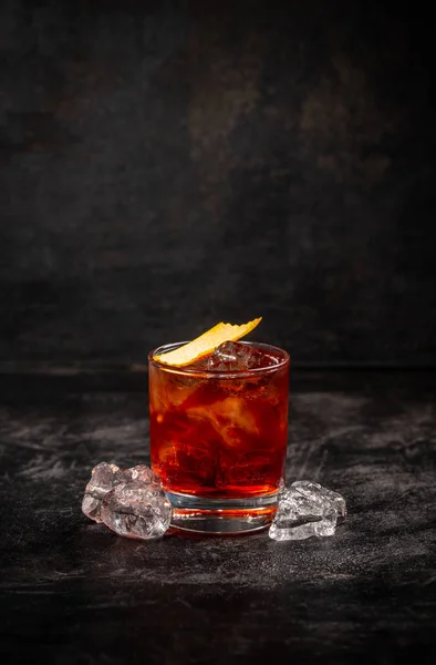 Cocktail Negroni Decorado Com Casca Laranja Sobre Fundo Escuro — Fotografia de Stock