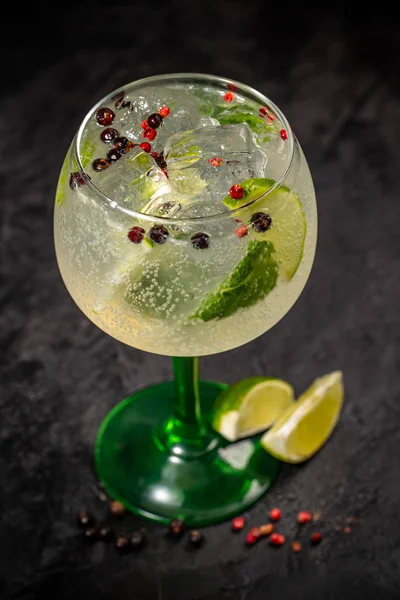 Gin Tonic Cocktail Dricka Glas Med Mynta Och Lime Mörk — Stockfoto