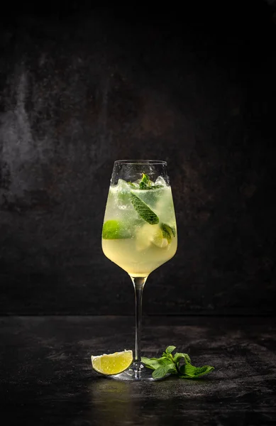Hugo Cocktail Italiensk Aperitif Gjord Prosecco Vin Lime Mint Och — Stockfoto