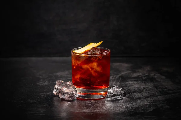 Egy Pohár Negroni Koktél Narancshéjjal Díszítve Sötét Alapon — Stock Fotó