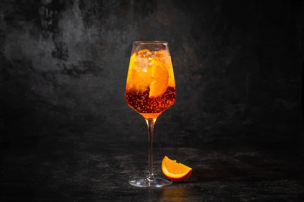 Glas Aperol Spritz Cocktail Auf Schwarzem Hintergrund — Stockfoto