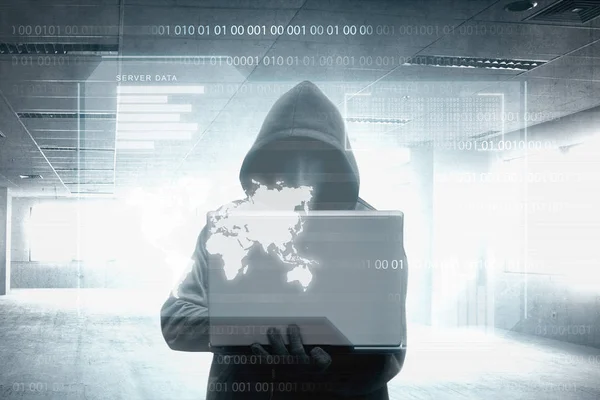 Hacker Com Capuz Preto Segurando Laptop Sala Com Fundo Tela — Fotografia de Stock