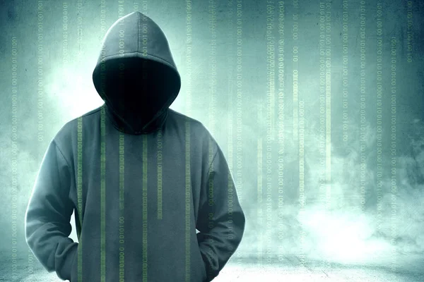 Hacker Dalam Hoodie Hitam Berdiri Dengan Kode Biner Layar Virtual — Stok Foto