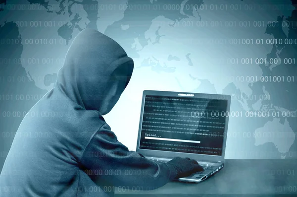 Hacker Schwarzem Kapuzenpulli Mit Laptop Auf Dem Schreibtisch System Mit — Stockfoto