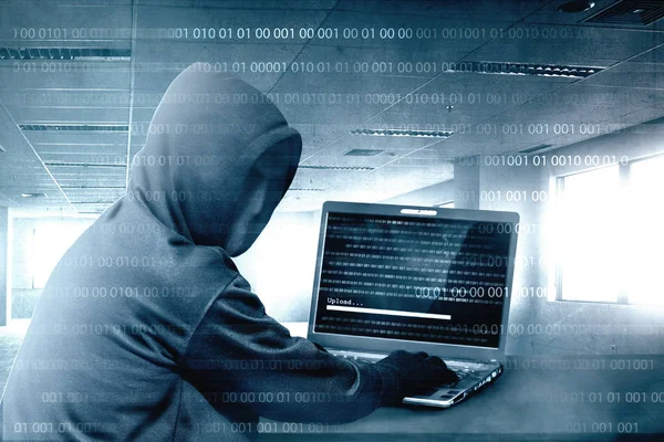 Haker Czarnej Bluzie Kapturem Przy Użyciu Laptopa Biurku Hakowania Systemu — Zdjęcie stockowe