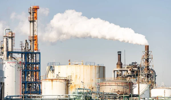 Fábrica Química Com Armazenamento Gás Estrutura Gasoduto Com Fumaça Chaminé — Fotografia de Stock