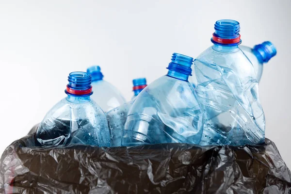 Komposition Med Plast Flaskor Mineralvatten Plastavfall Plastflaskor Återvinna Bakgrund Koncept — Stockfoto