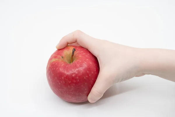 Childs Hand Hält Einen Roten Apfel — Stockfoto