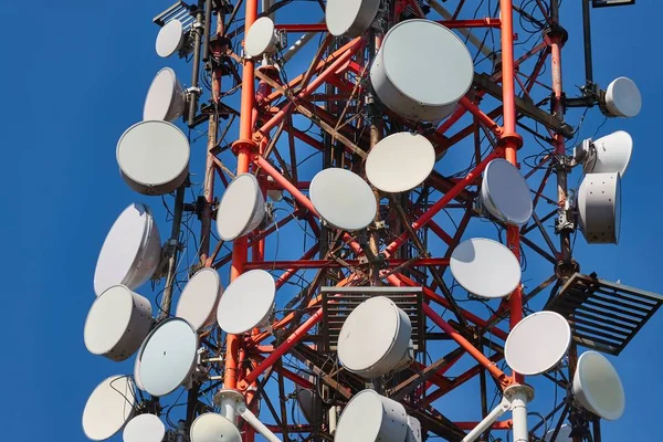 Kommunikationssändartorn Med Massor Antenner — Stockfoto