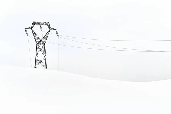 Kraftledning Vinter Stora Hög Spänning Pylon Minimalistisk Snöiga Bergslandskap — Stockfoto