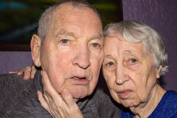 Portret Van Een Trieste Ziek Ouderling Paar Thuis Senior Mensen — Stockfoto