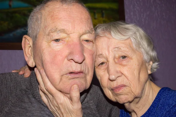 Πορτρέτο Του Ένα Θλιβερό Άρρωστος Γέρων Ζευγάρι Στο Σπίτι Ανώτερος — Φωτογραφία Αρχείου