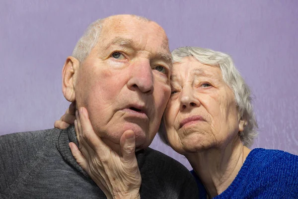 Πορτρέτο Του Ένα Θλιβερό Άρρωστος Γέρων Ζευγάρι Στο Σπίτι Ανώτερος — Φωτογραφία Αρχείου