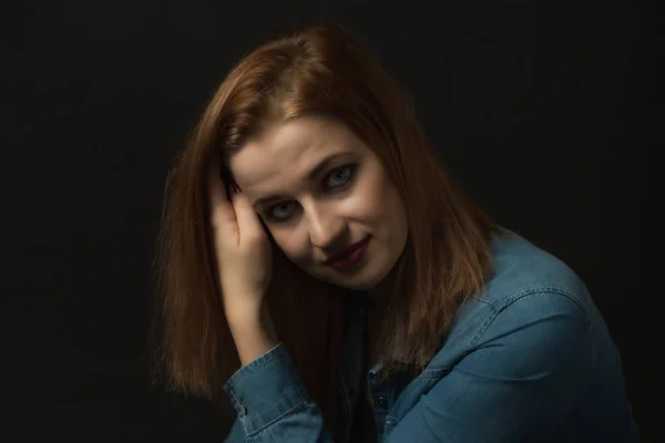 Basso Ritratto Chiave Posa Giovane Donna Attraente Tenendo Capelli Guardando — Foto Stock