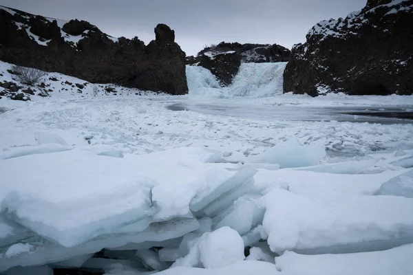 Κατεψυγμένα Καταρράκτη Hjalparfoss Ένα Συννεφιασμένο Πρωινό Χειμώνα Στην Ισλανδία Ευρώπη — Φωτογραφία Αρχείου