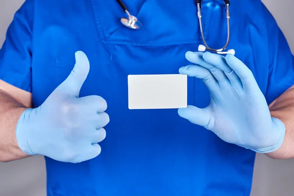 Mavi Lateks Eldiven Giymiş Erkek Doktor Boş Beyaz Kağıt Kartvizit — Stok fotoğraf