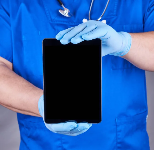 Doctor Uniforme Azul Guantes Estériles Látex Sosteniendo Una Tableta Electrónica —  Fotos de Stock