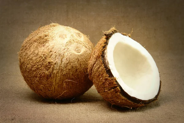 Frische Kokosnüsse Auf Altem Tuch — Stockfoto