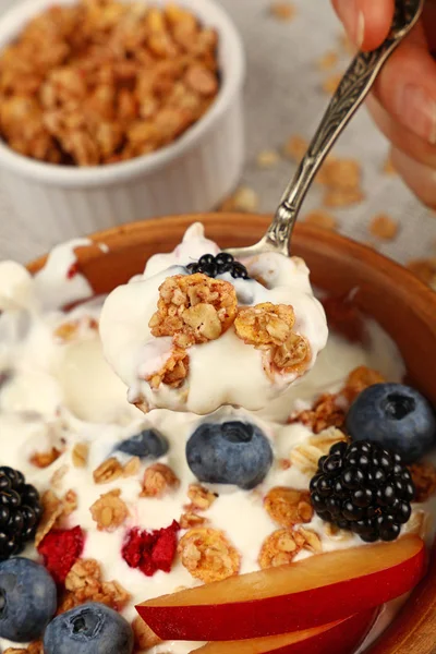 Närbild Del Müsli Granola Frukost Med Yoghurt Frukt Och Bär — Stockfoto