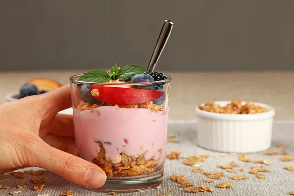 Close Portie Muesli Granola Ontbijt Met Yoghurt Fruit Bessen Lage — Stockfoto