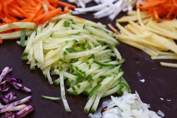 Primo Piano Verdure Fresche Tagliate Affettate Assortite Sul Piano Cottura — Foto Stock