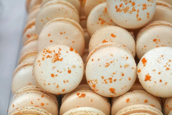 Frisch Gebackene Weiße Und Beige Makronen Gebäckkekse Macarons Makkaroni Schaufenster — Stockfoto