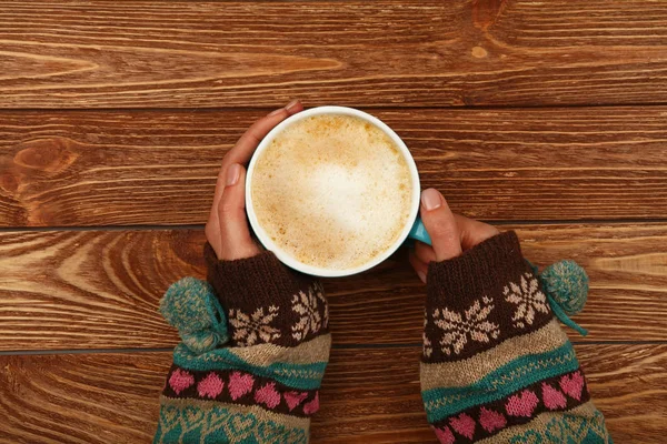 Закройте Две Женские Руки Обнимите Большую Чашку Кофе Капучино Молочной — стоковое фото