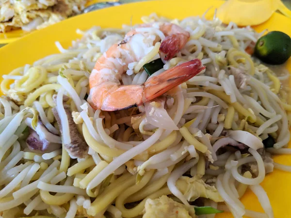 Hokkien Mee Stir Fry Noodles Calamari Prawns Squid Pork Closeup — Stock Photo, Image