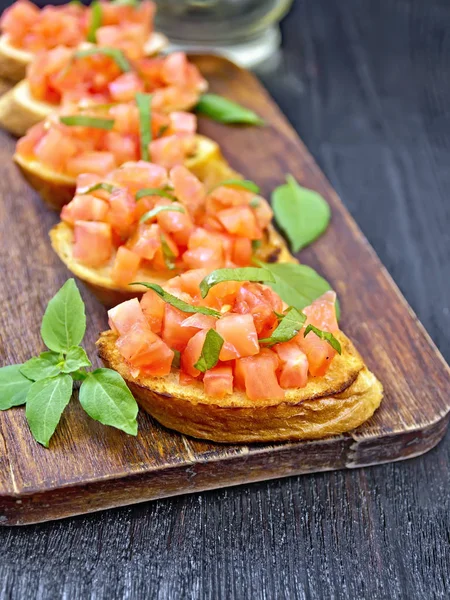 Bruschetta Mit Tomaten Und Basilikum Auf Einem Holzbrett Hintergrund — Stockfoto