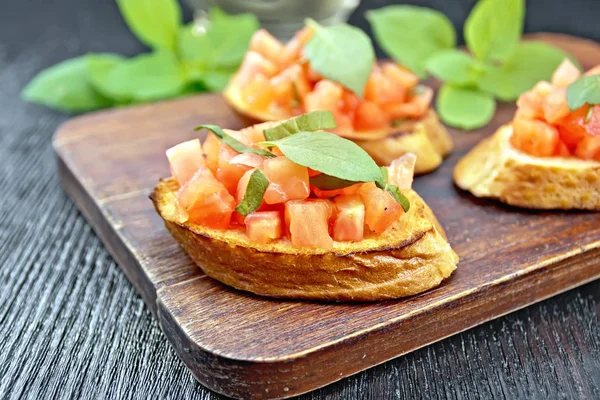 Bruschetta Mit Tomaten Und Basilikum Auf Dunklem Holztischhintergrund — Stockfoto