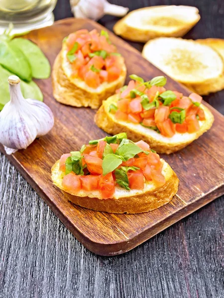 Bruschetta Mit Tomate Basilikum Und Spinat Auf Einem Teller Pflanzenöl — Stockfoto