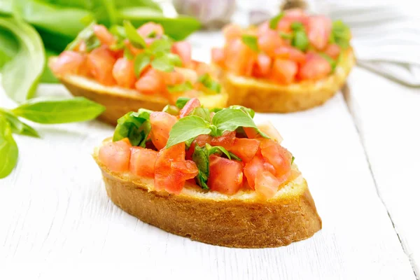 Bruschetta Mit Tomate Basilikum Und Spinat Frischen Spinatblättern Serviette Knoblauch — Stockfoto