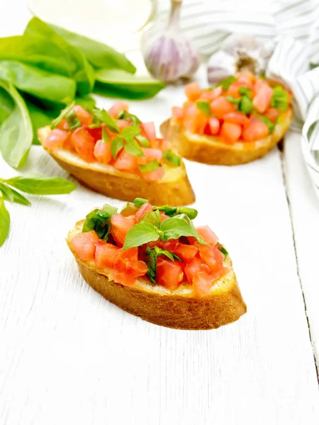 Bruschetta Mit Tomate Basilikum Und Spinat Frischen Spinatblättern Handtuch Knoblauch — Stockfoto