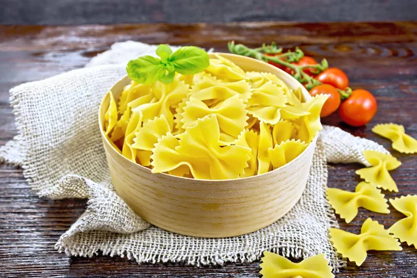 Farfalle Pasta Mit Basilikum Rindenschachtel Auf Serviette Tomaten Auf Holzbrett — Stockfoto