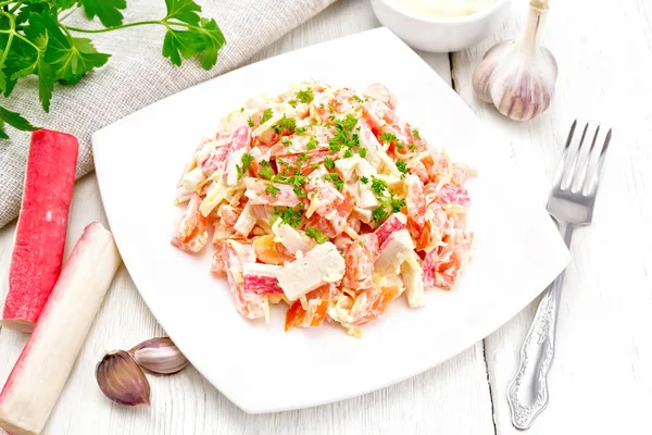 Salade Bâtonnets Crabe Fromage Ail Tomates Garnie Mayonnaise Serviette Persil — Photo