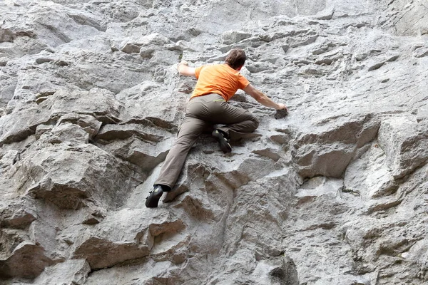 Hombre Del Deporte Está Escalando Una Pared Roca Gris — Foto de Stock