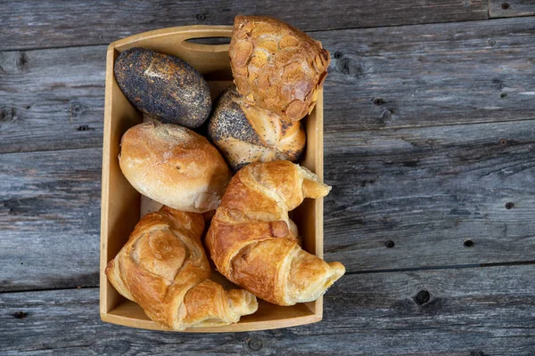 Tahta Sepetin Içinde Taze Ekmek Kruvasanlar — Stok fotoğraf
